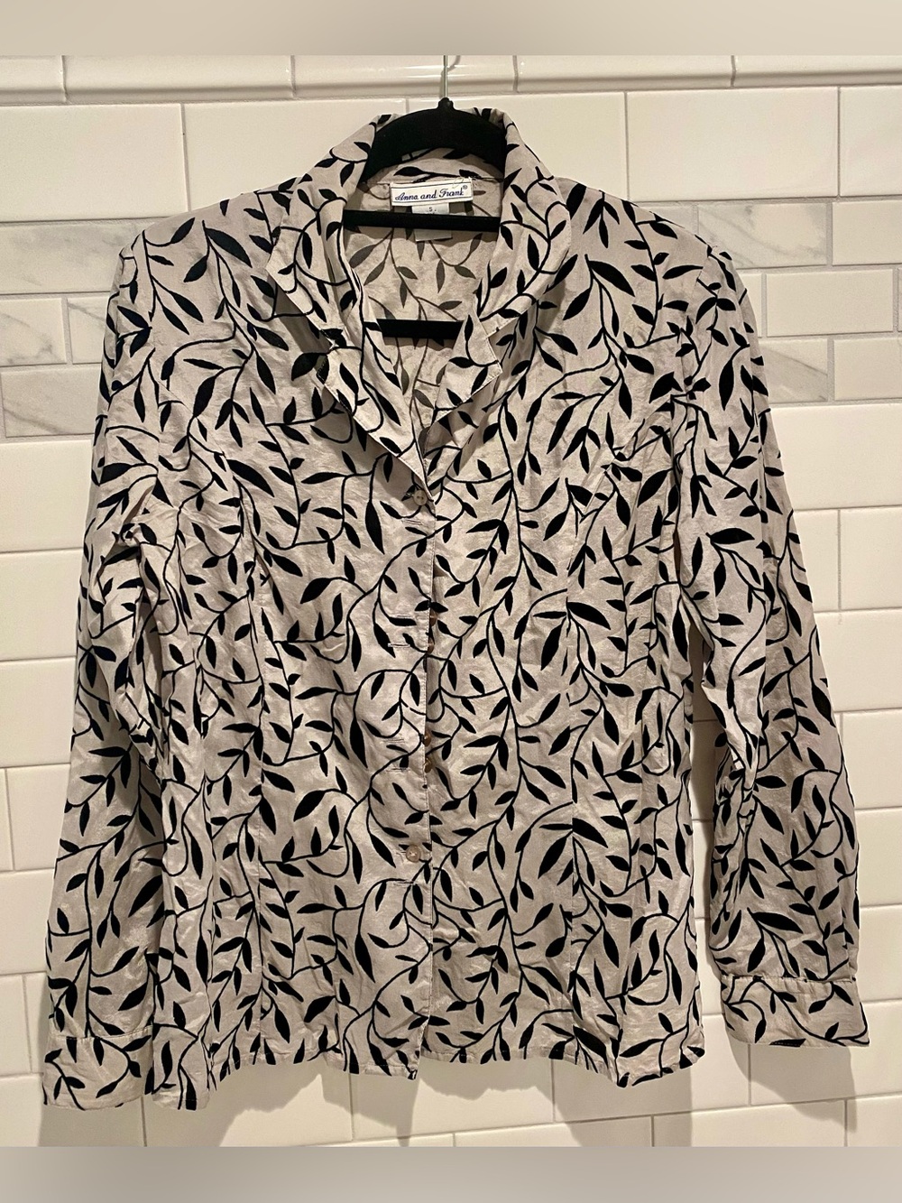 Anna and Frank Black Leaf-Print Beige Button-Up Blouse. 100% Silk